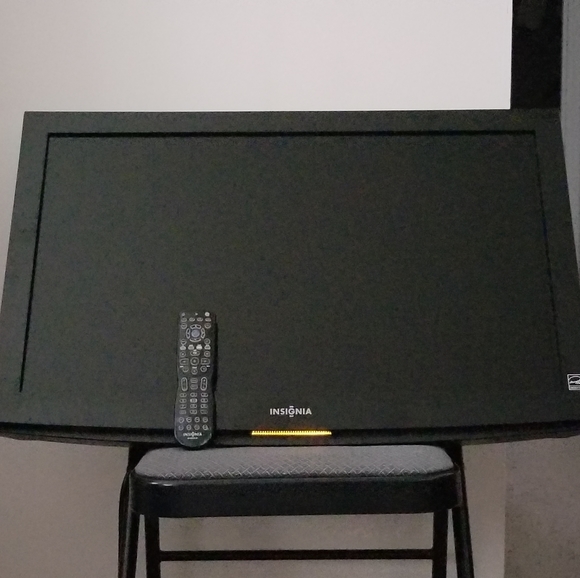 Insignia by Bestbuy Other - 32" Insignia Flat screen with wall mount